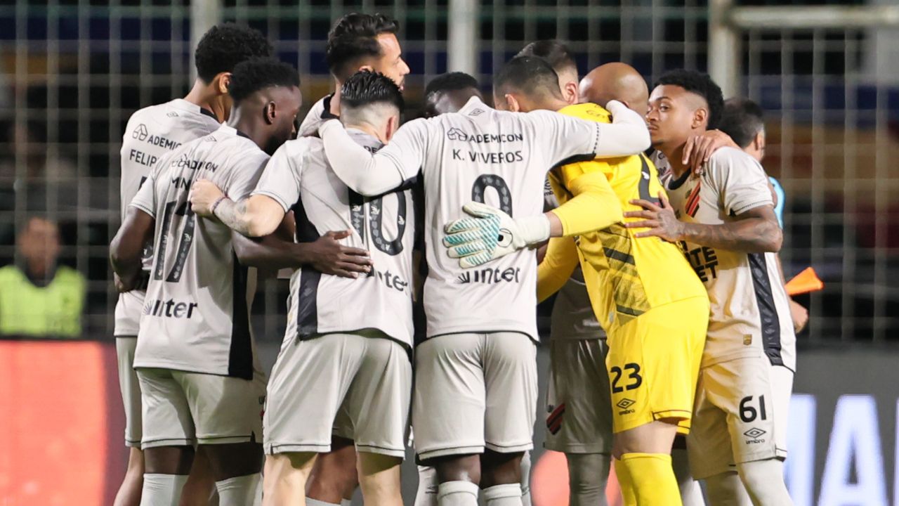 Athletico sofre empate com pênalti nos acréscimos e amplia crise