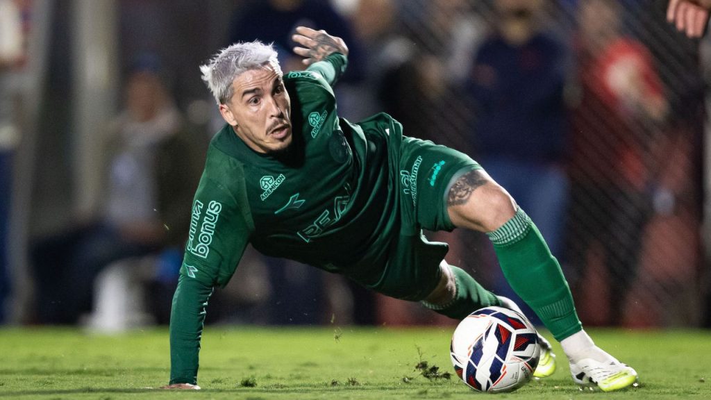 Meia Josué mostrou muita garra na vitória do Coritiba na Série B.