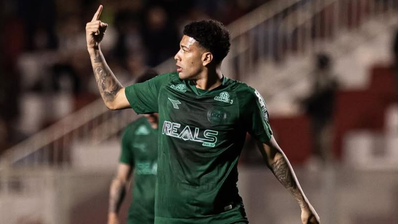 Volante do Coritiba dispara contra arbitragem após expulsão