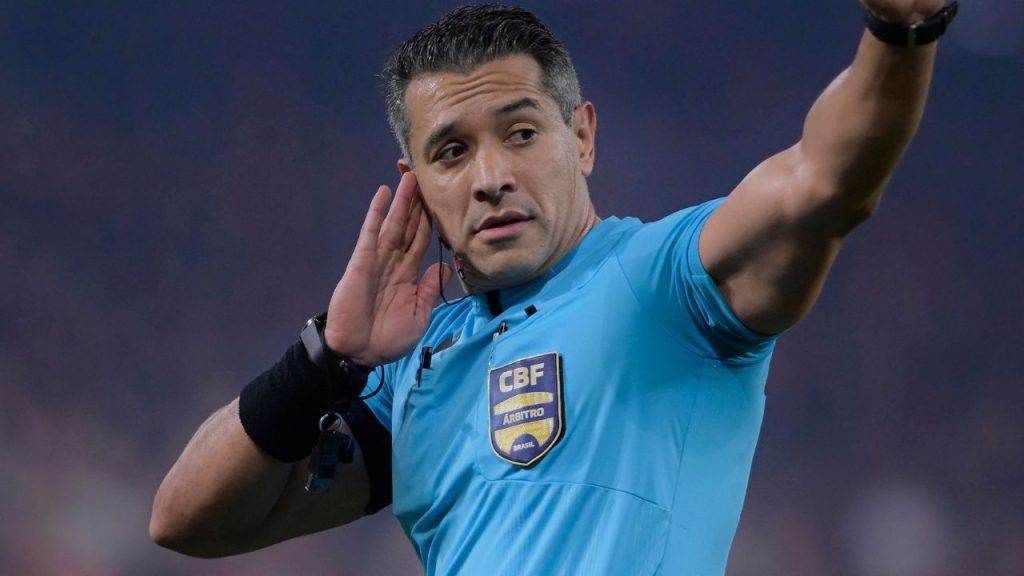 árbitro Felipe Fernandes de Lima. O juiz roubou a cena no jogo entre Athletico x São Paulo, pela Copa do Brasil.