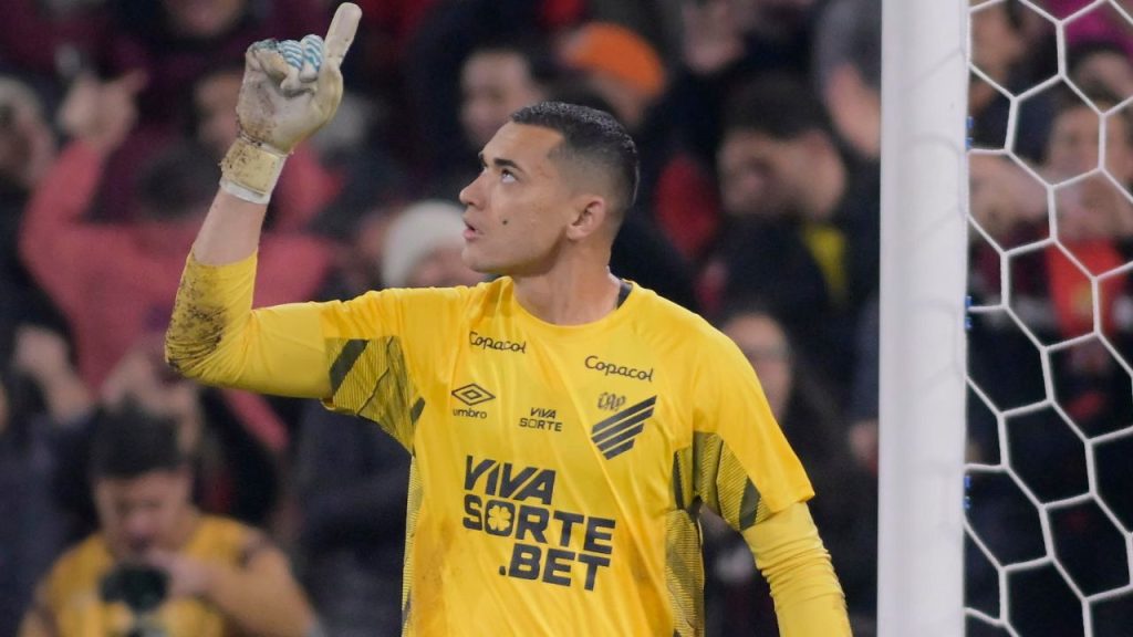 Goleiro Santos foi o herói da classificação do Athletico na Copa do Brasil.