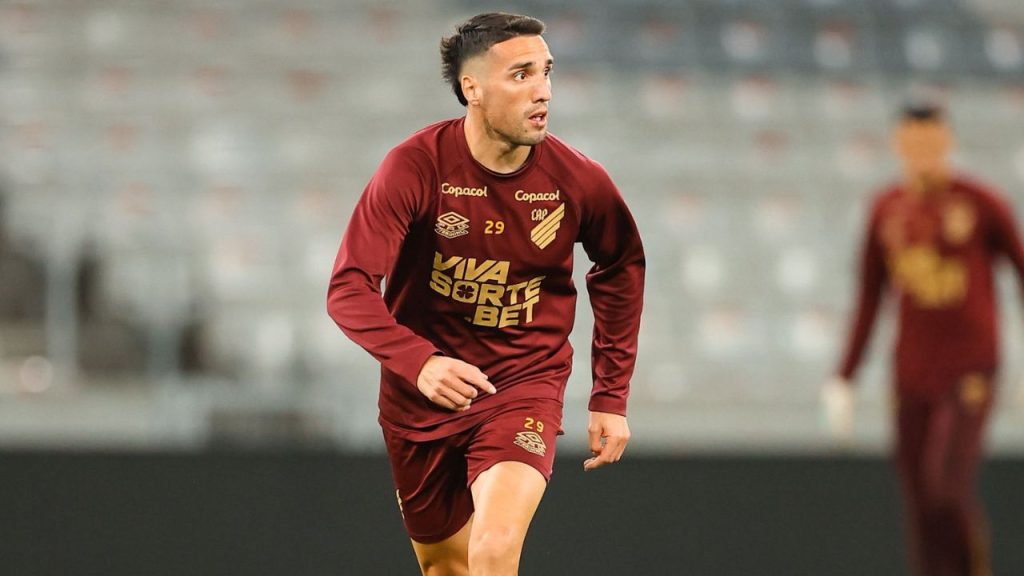Lateral Gáston Benevidez, do Athletico.