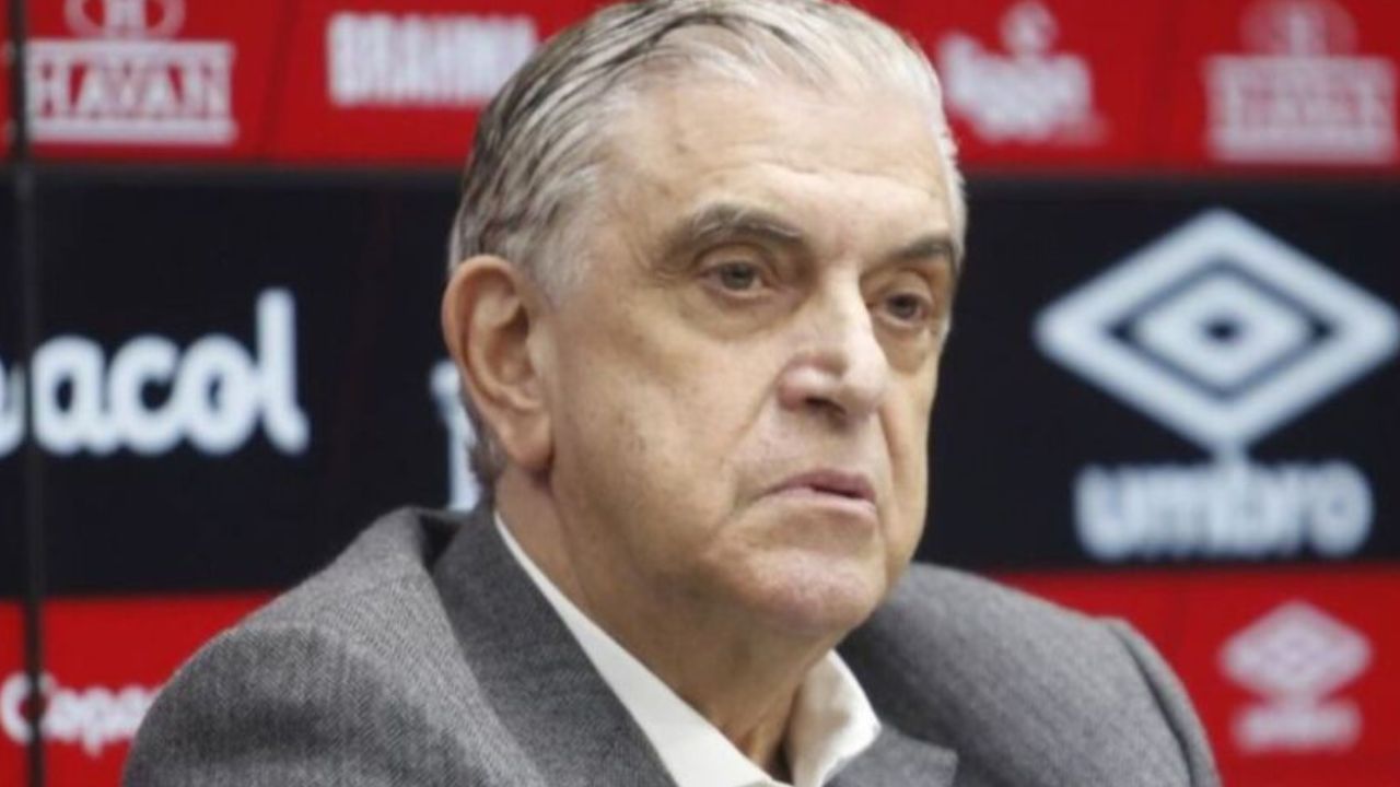 Athletico toma 4 a 2, e Petraglia comanda o enterro
