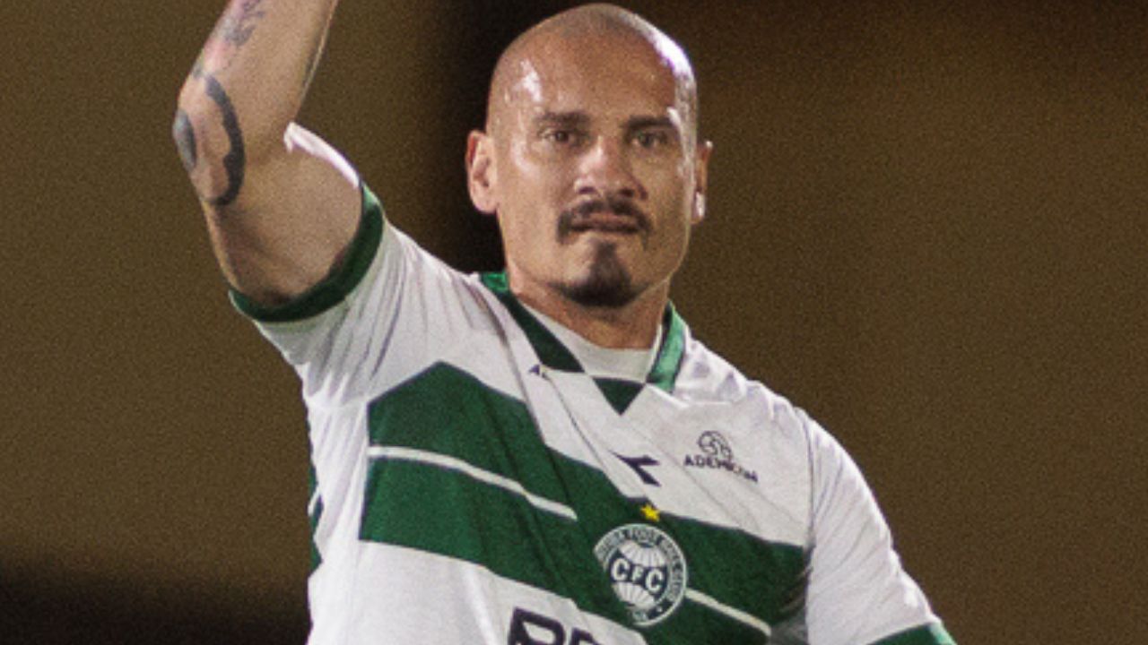 Coritiba marca no fim, desbanca rival pelo acesso e vira líder da Série B