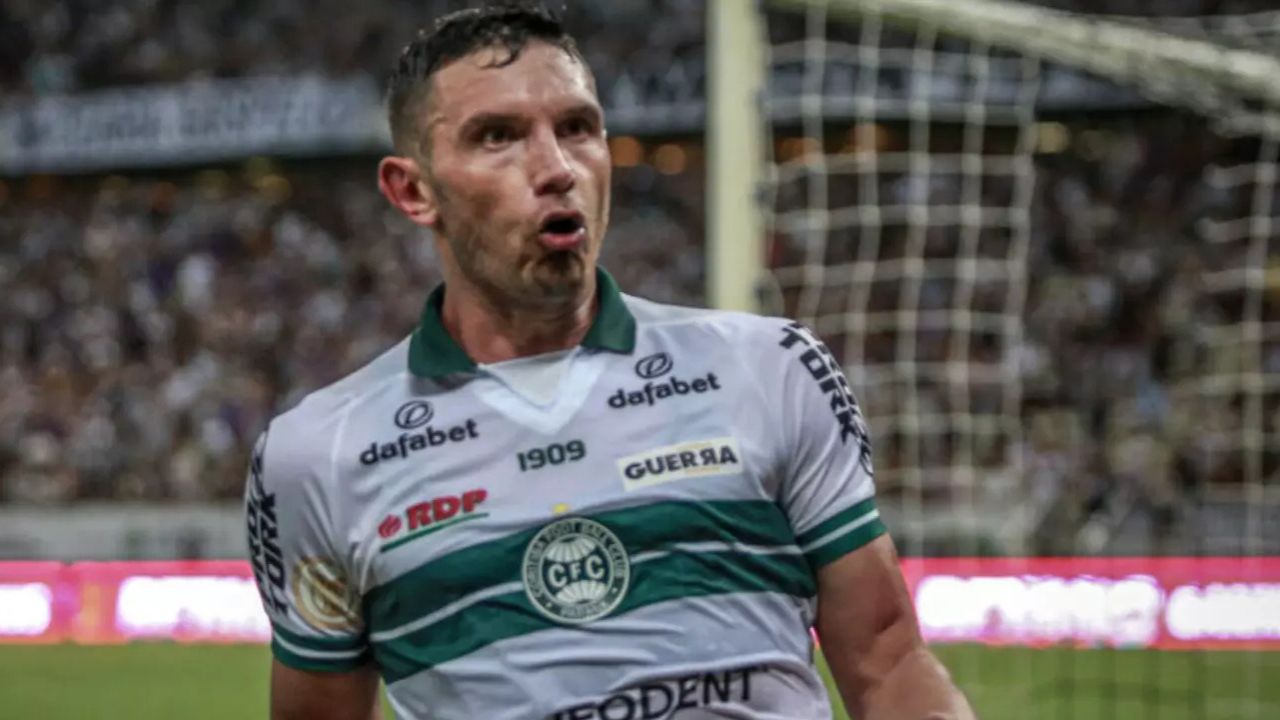 Ex-Coritiba vira terror da Libertadores e tem multa recorde