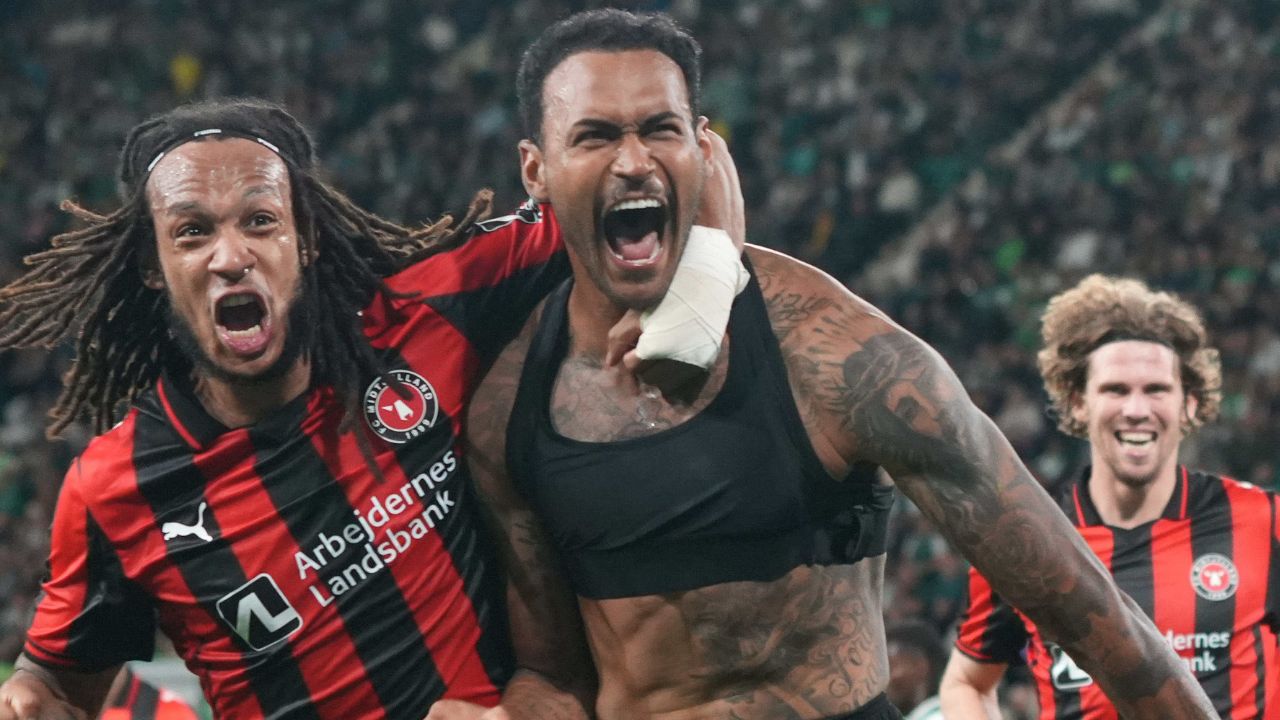 Atacante ex-Coritiba sai do banco, marca dois gols e decide na Liga Europa