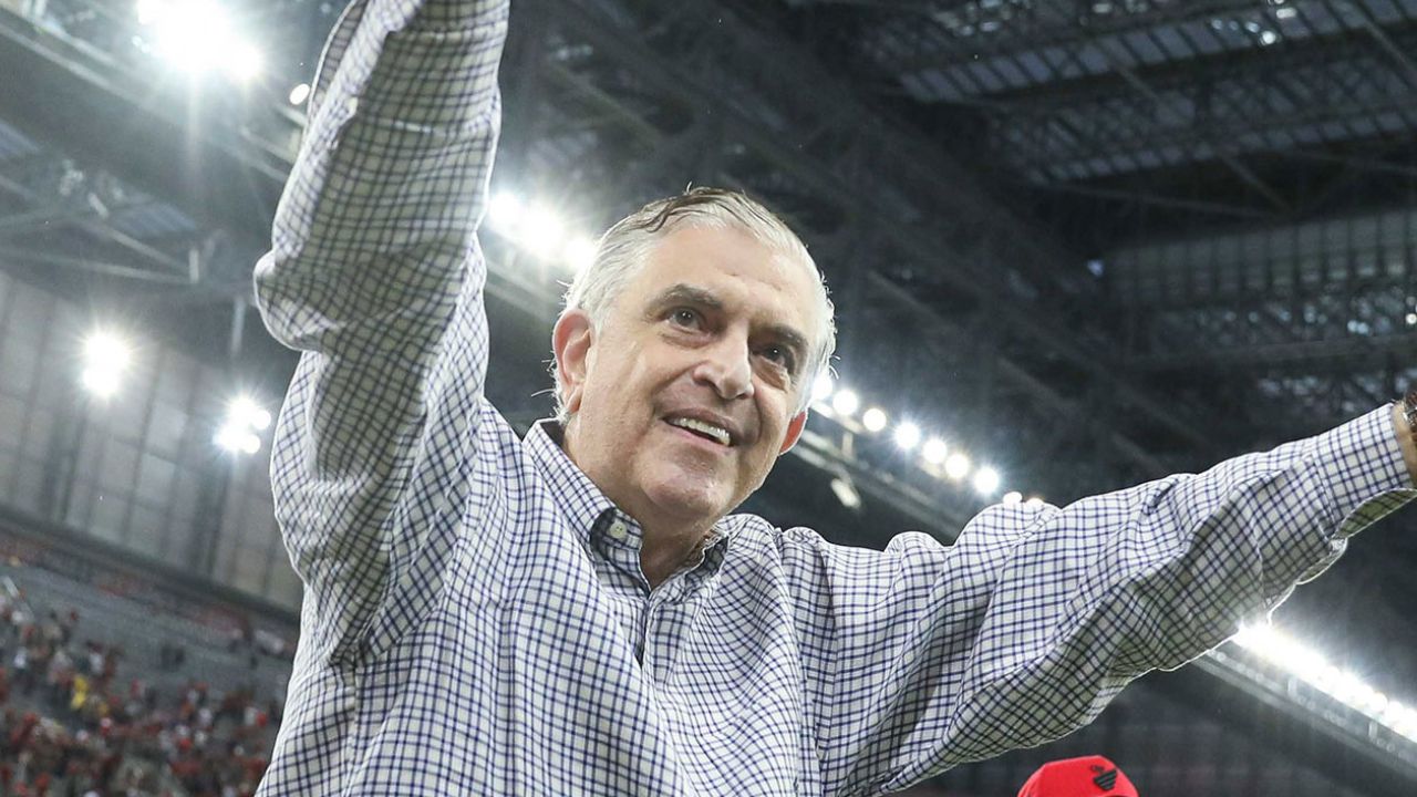Athletico decide não punir Petraglia por “dedo do meio” para a torcida