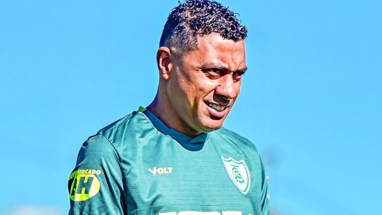 Clube brasileiro surpreende e anuncia Kléberson como novo treinador
