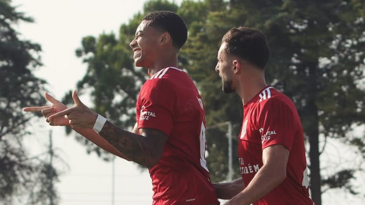 Emprestado pelo Coritiba, atacante marca em estreia como titular na Europa