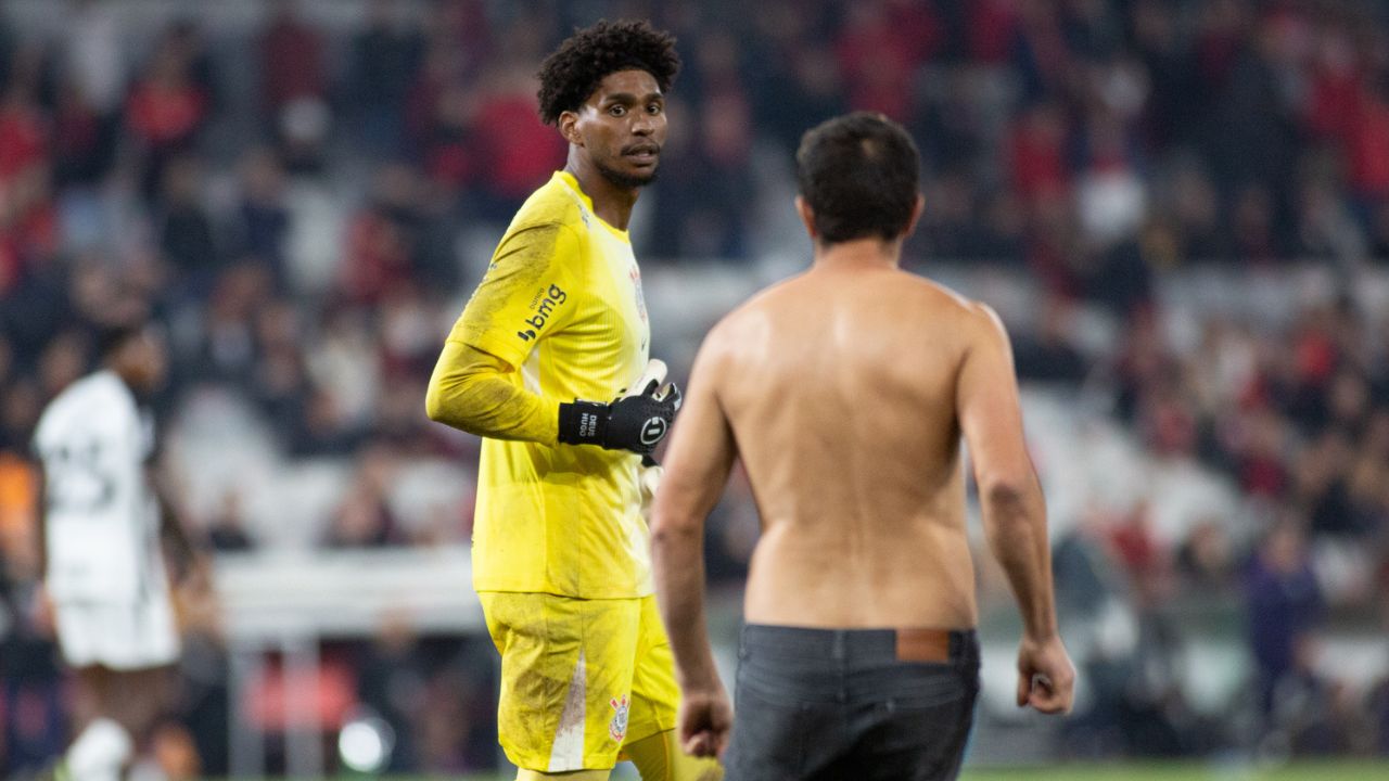 Hugo Souza reage após ser empurrado por torcedor em Athletico x Corinthians