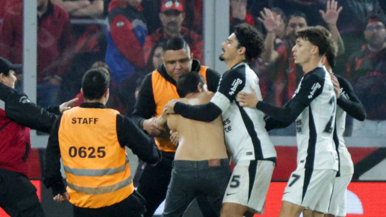 Athletico se pronuncia sobre torcedor que invadiu gramado da Arena da Baixada
