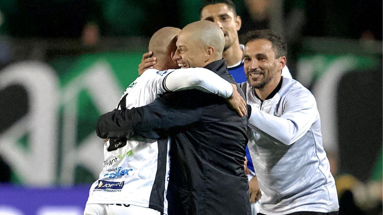 Técnico Alex bate Coritiba, time do coração, em encontro inédito: “Olhei como adversário”