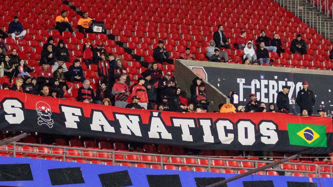 Bastidores de São Paulo x Athletico teve atraso de torcida e alfinetada em Petraglia