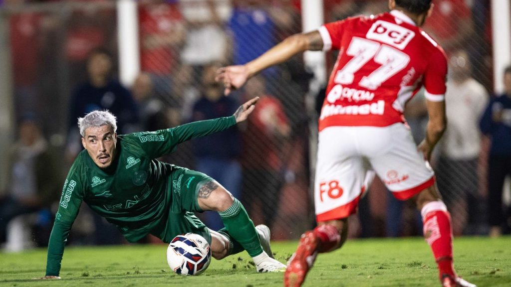 O meia Josué, do Coritiba, no jogo contra o Vila Nova, pela Série B.