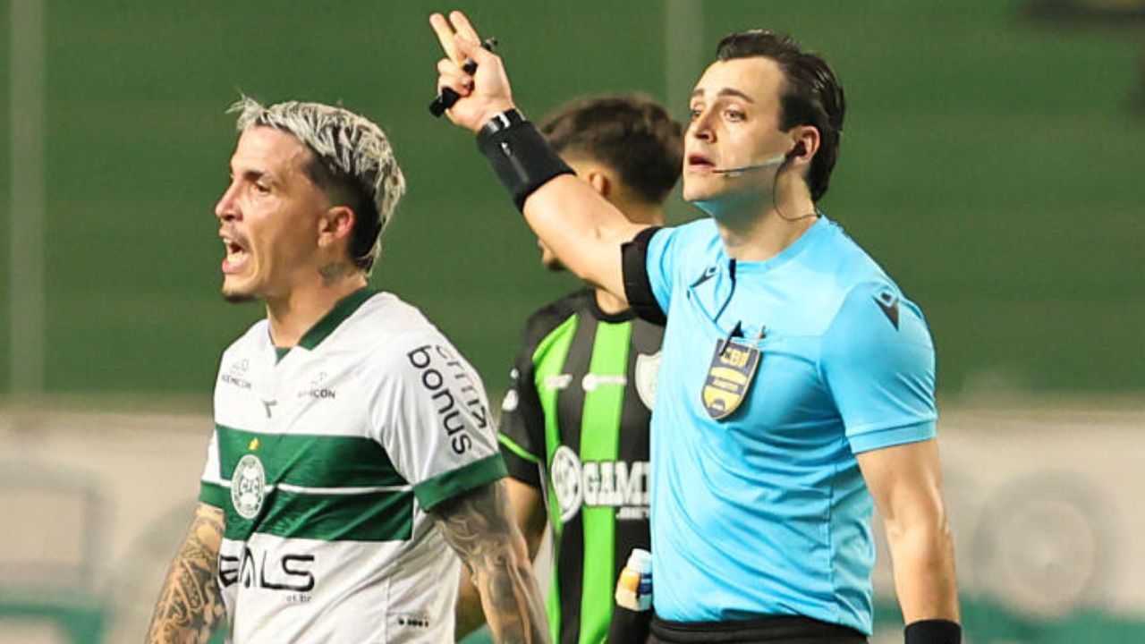 América-MG x Coritiba: CBF revela divergência em lance polêmico; diretoria protesta