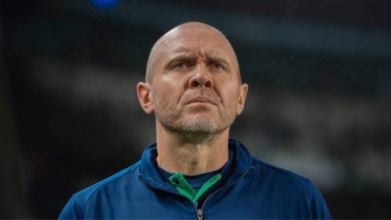 Em baixa, Coritiba vive momento decisivo com pressão do rival