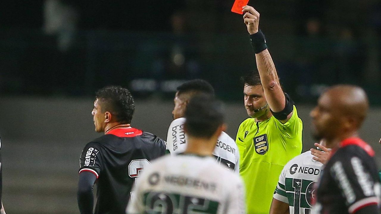 Diretor ex-Paraná demite zagueiro que agrediu Zeca, do Coritiba