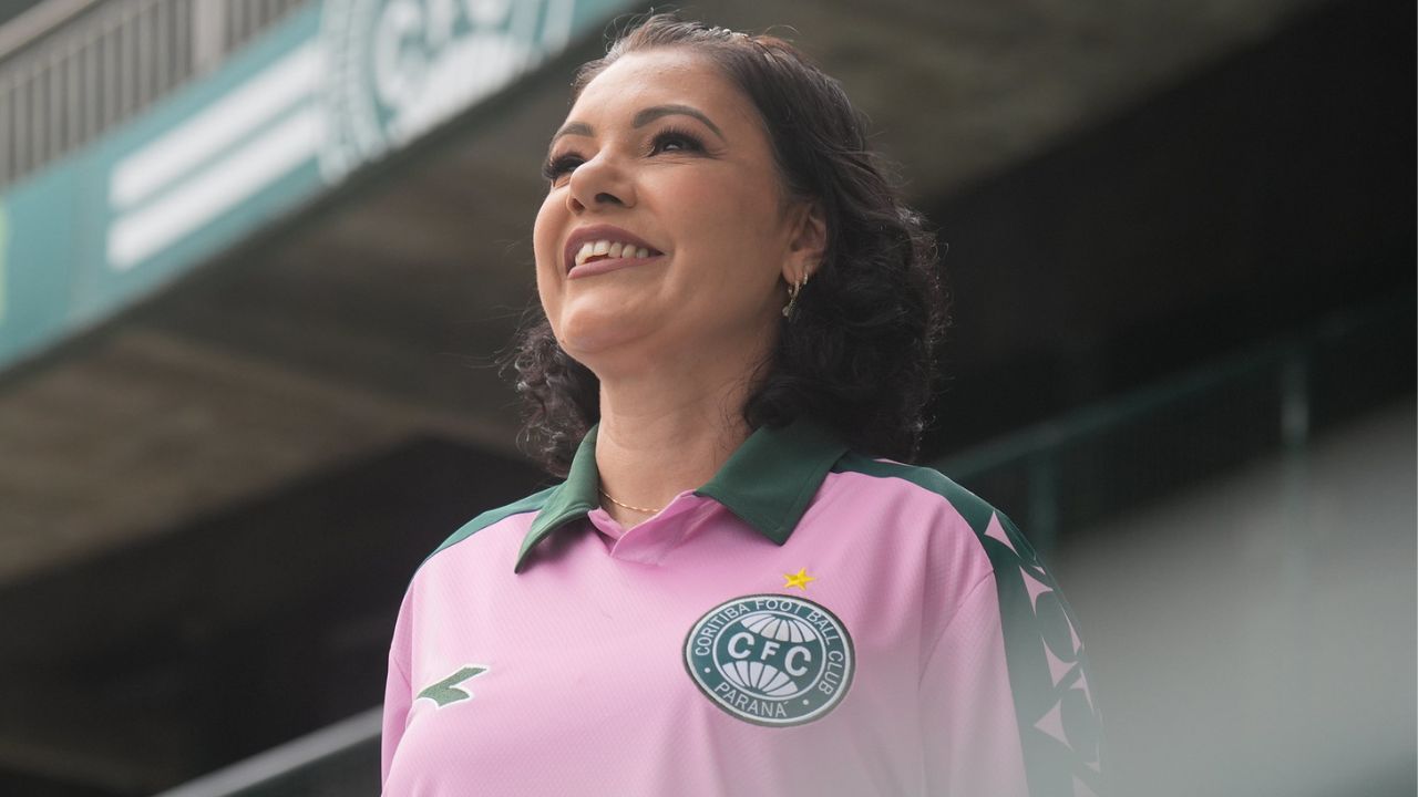 Coritiba lança camisa do Outubro Rosa com relevo no escudo: “Seu toque muda o jogo”