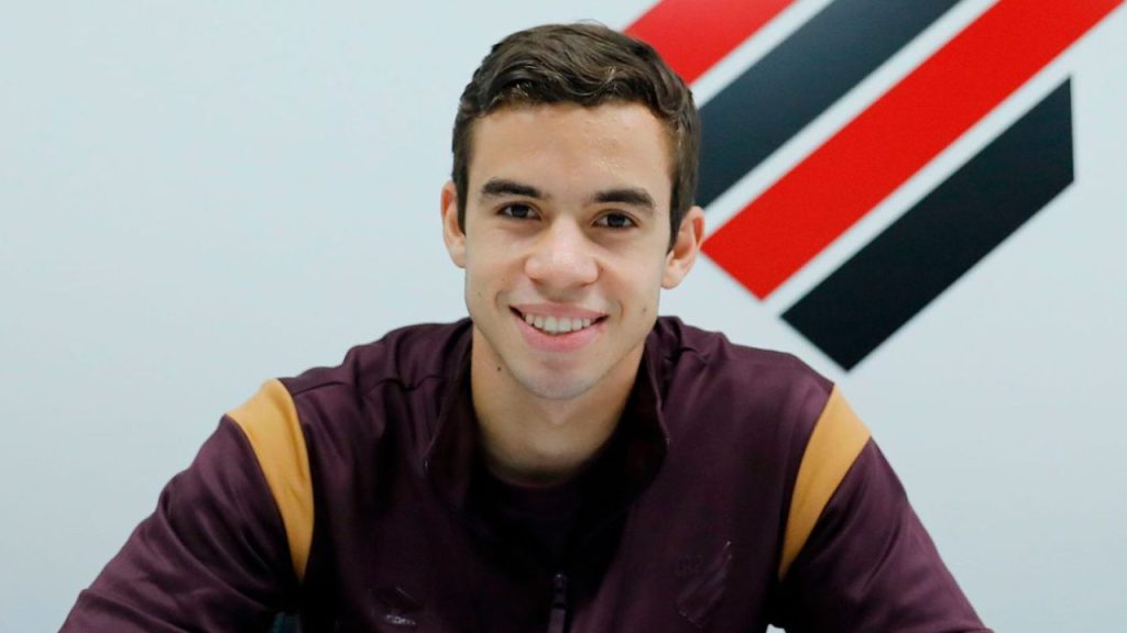 Meia Dudu confirmou assinatura de novo contrato com o Aathletico