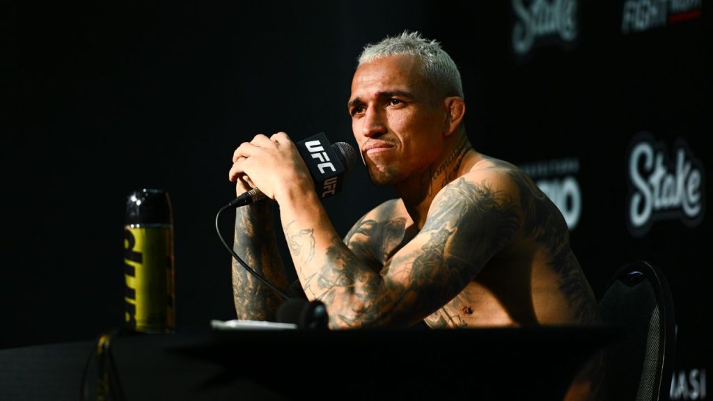 Charles Oliveira em coletiva de imprensa do UFC Rio. Foto: Icon sport
