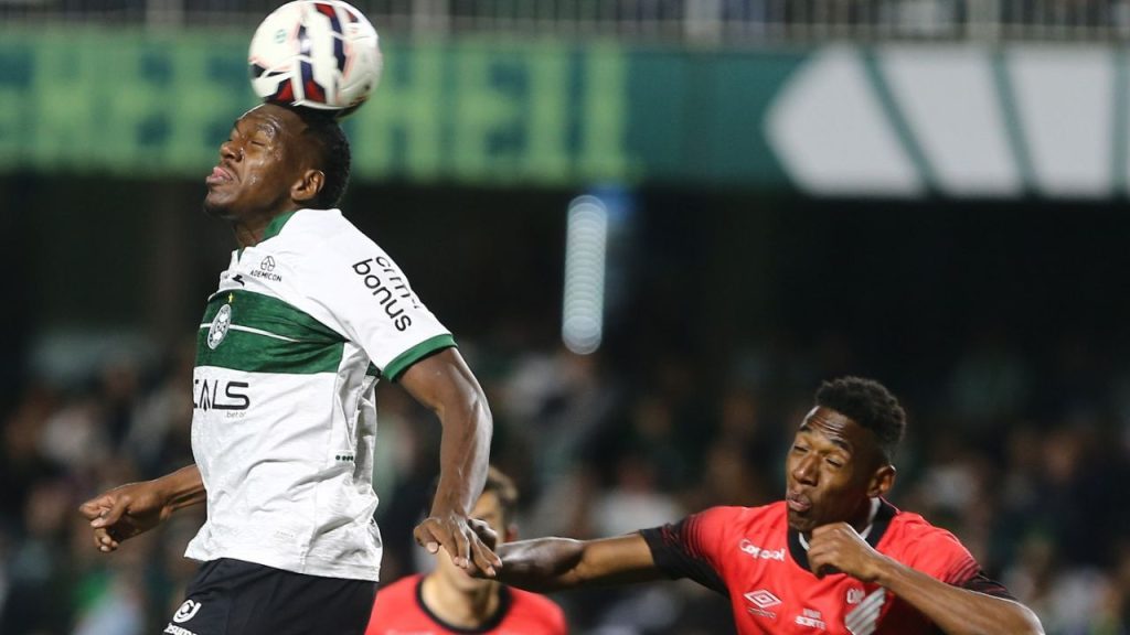 Jacy e Léo em lance no clássico Atletiba. (Foto: Geraldo Bubniak/Gazeta Press)