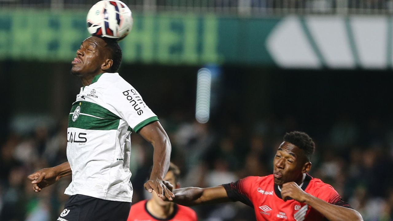 Jacy e Léo em lance no clássico Atletiba. (Foto: Geraldo Bubniak/Gazeta Press)