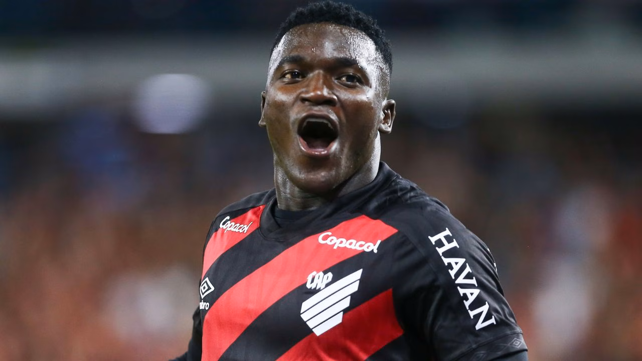 Kevin Viveros comemora gol pelo Athletico contra o Botafogo no Brasileirão