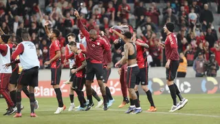Antes de duelo na Libertadores, jornais de La Plata destacam Athletico “modelo e copeiro”