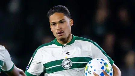 Ex-Flamengo vira arma do Coritiba e bate marca impressionante