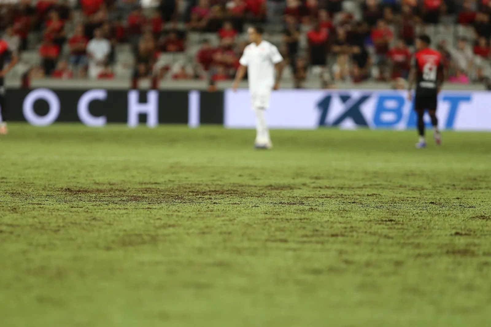 Funcionários realizam ajuste no gramado sintético da Arena da Baixada antes de Athletico x Corinthians.