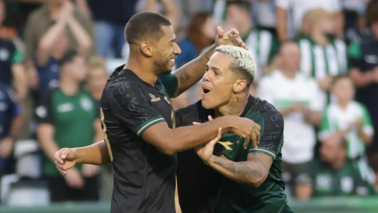 Jogadores do Coritiba comemoram vitória no Couto Pereira junto da torcida.