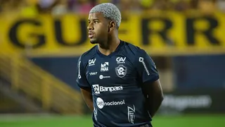 Ex-Athletico sofre choque de cabeça em clássico e está na UTI