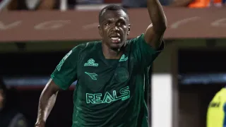 Com um a menos, Coritiba vence fora de casa e assume liderança