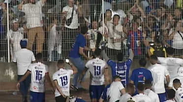 Tcheco joga troféu para a arquibancada e diz que título resgata torcedor do Paraná