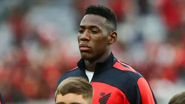 Zagueiro falha no 50º jogo pelo Athletico e vira alvo em eliminação