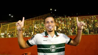 Parceiro de Ronaldinho e herói do Coritiba: Time de Gusttavo Lima define técnico