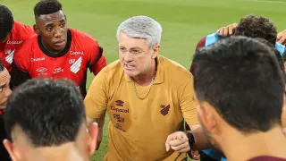 Odair dispara choque de realidade e cobra humildade no Athletico: “Não vai passar o rodo”
