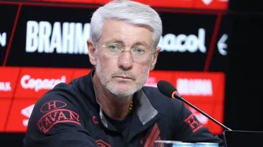 Jogador contestado no Athletico faz sacrifício, vive redenção e é ovacionado