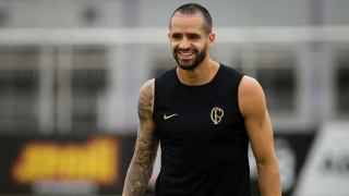 Sem substituto para Renato Augusto, Corinthians deve ter meio-campo “camaleão”