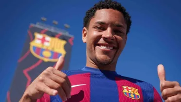 Vitor Roque chega a Barcelona e aguarda por estreia