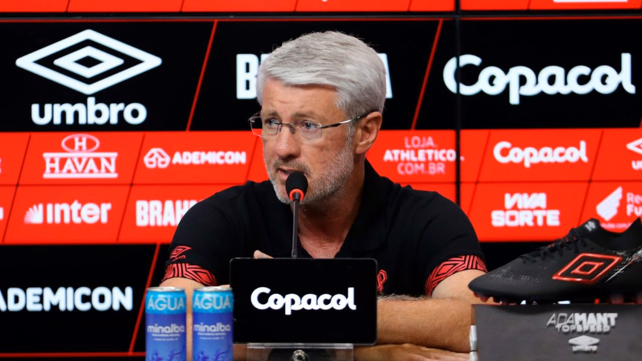 Odair Hellmann concede entrevista coletiva após eliminação do Athletico no Campeonato Paranaense.