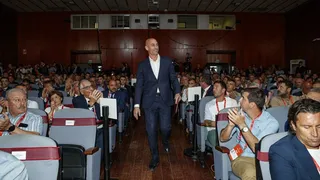 Rubiales não renuncia, se diz vítima do “falso feminismo” e é aplaudido por técnicos da Espanha