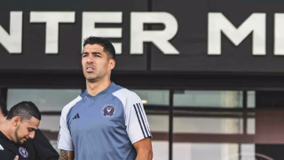 Após deixar Grêmio, Suárez ainda sofre com lesão e joga pouco com Messi
