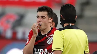 Meia do Athletico quebra o dente contra o River e clube corneta arbitragem