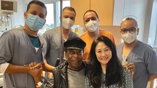 Estável, Pelé recebe alta após um mês internado para retirada de tumor no cólon