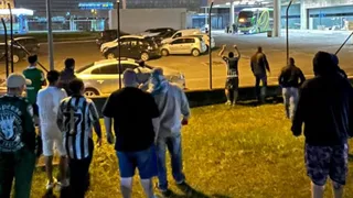 Coritiba é recebido com protesto de torcedores após eliminação
