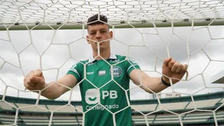Coritiba renova com goleiro da base que estreou no profissional