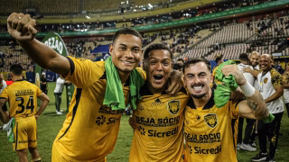 Ex-técnico do Athletico conquista título com adversário da Série B