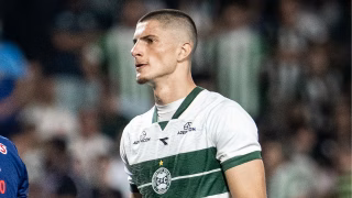 Coritiba renova com zagueiro por mais uma temporada