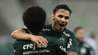 Palmeiras atropela o Corinthians e se mantém na briga pelo título do Brasileirão